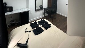Unclassified image, 5 of 6, button - Battersea Park London room (Greater London)