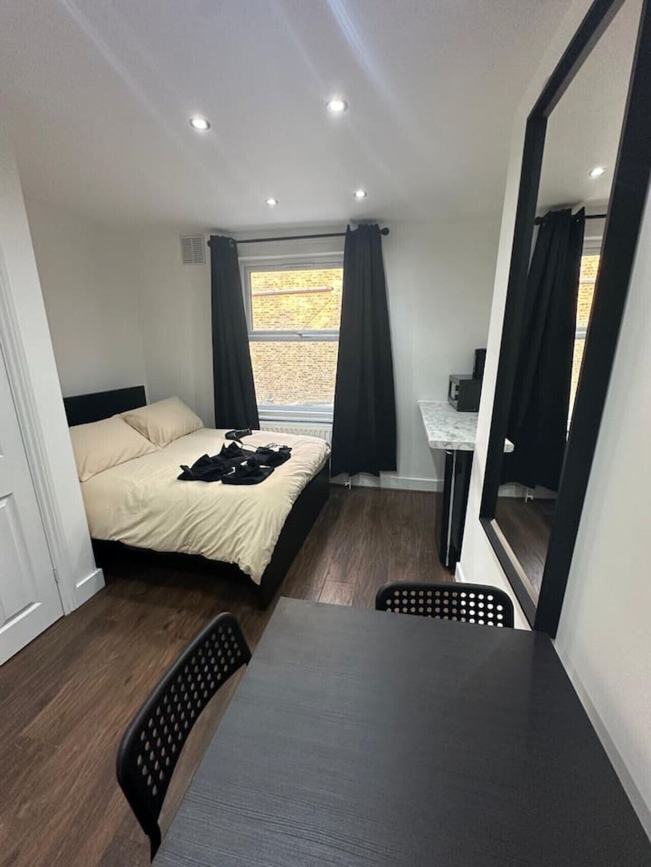 1 habitación, tabla de planchar con plancha, wifi y ropa de cama 