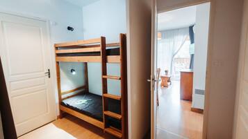 1 bedroom, bed sheets