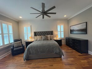 Tabla de planchar con plancha, wifi gratis y ropa de cama 