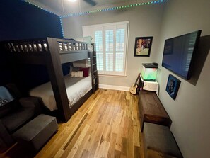 Iron/ironing board, free WiFi, bed sheets