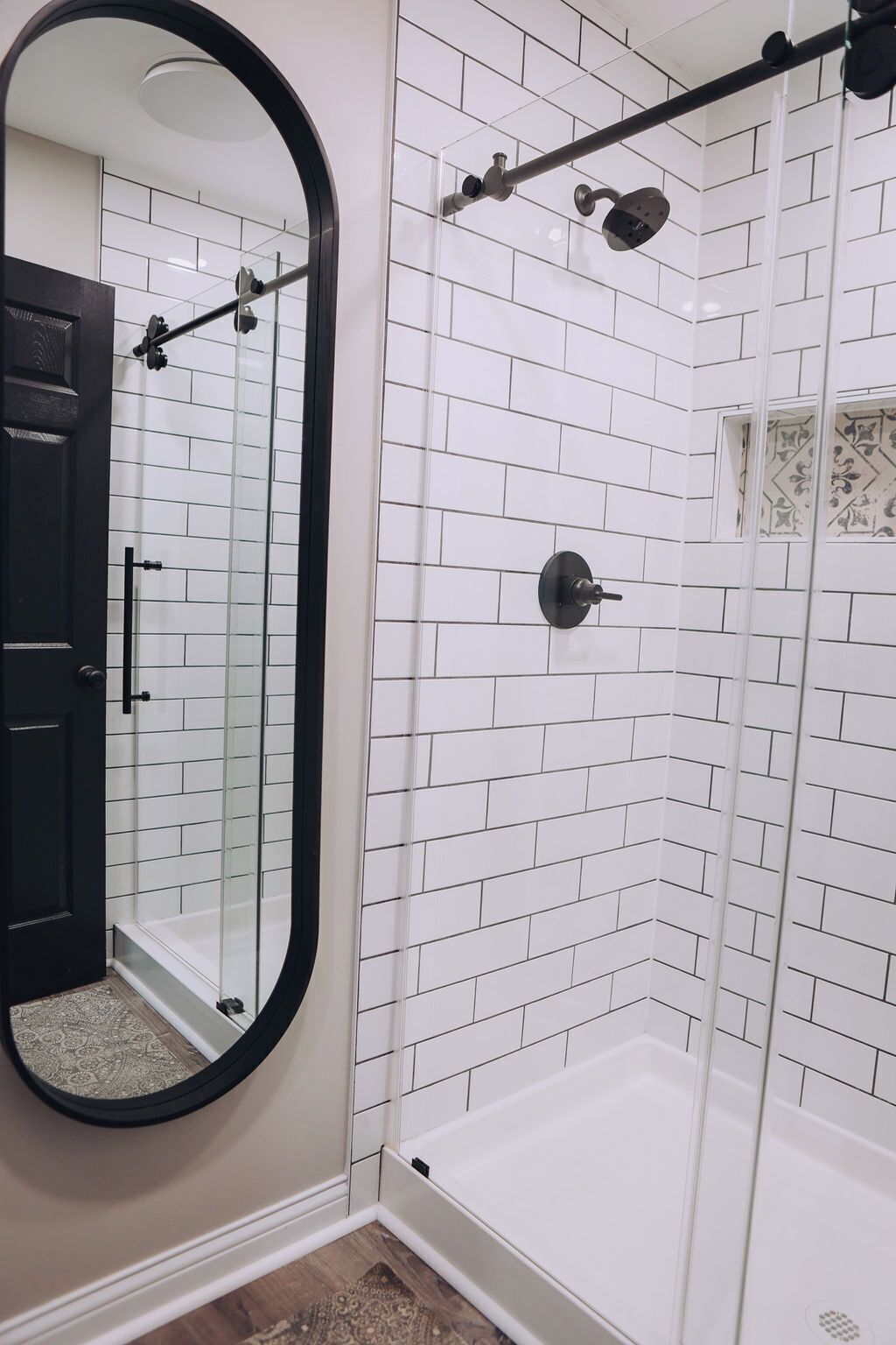 Douche, séchoir à cheveux, serviettes fournies, savon