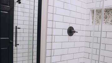 Douche, séchoir à cheveux, serviettes fournies, savon