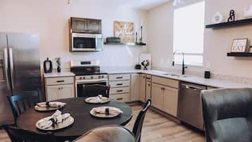 Geladeira, micro-ondas, fogão, cooktop