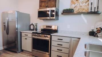 Geladeira, micro-ondas, fogão, cooktop