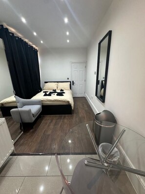 1 bedroom, iron/ironing board, WiFi, bed sheets - London Private Room w/Kitchen (Greater London)