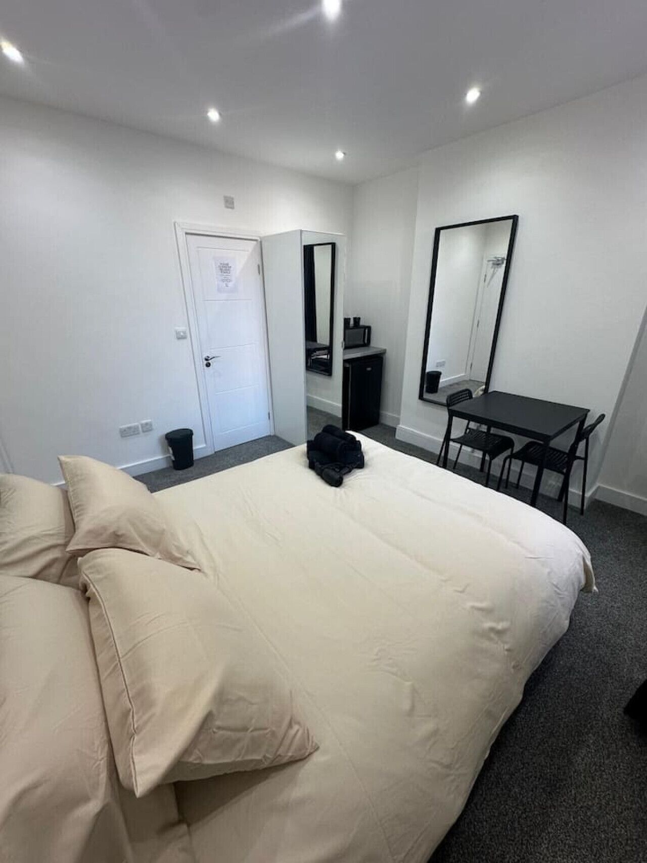 Iron/ironing board, WiFi, bed sheets