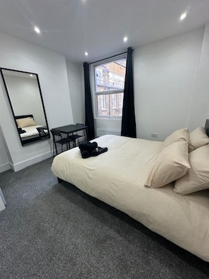 Iron/ironing board, WiFi, bed sheets - London Westfield nearby (Greater London)