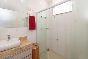 Towels, soap - Comfort and easy access to everything you need. (Rio de Janeiro)