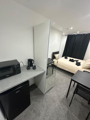 Iron/ironing board, WiFi, bed sheets - Chelsea Football Club close by (Greater London)