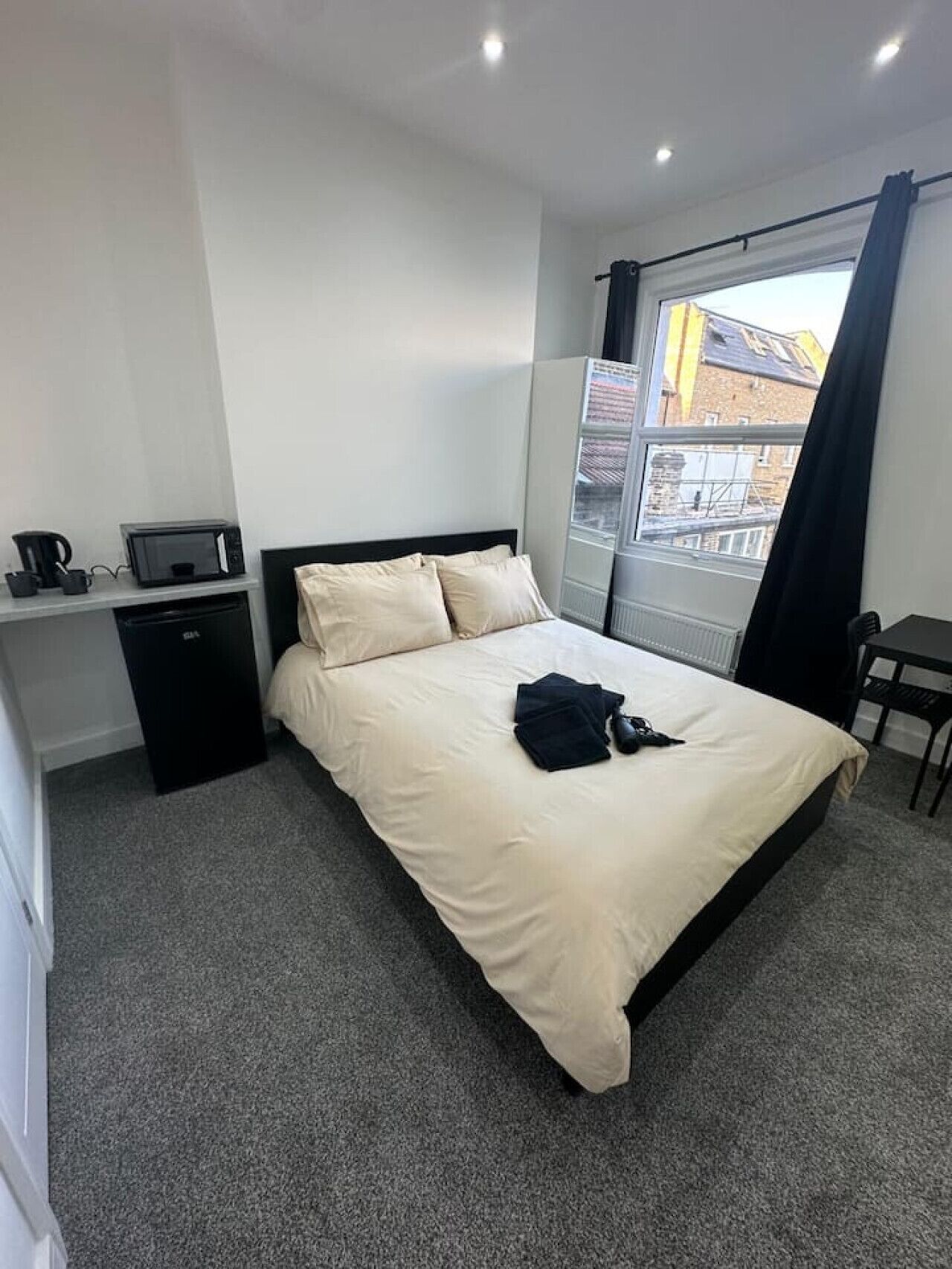 Iron/ironing board, WiFi, bed sheets