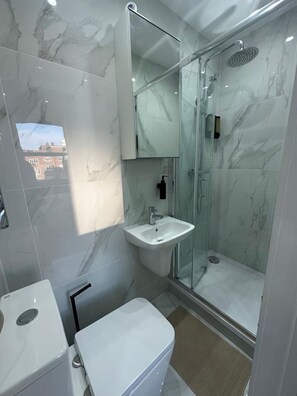 Bathroom - London Airports easy to reach (Greater London)