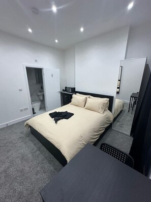Iron/ironing board, WiFi, bed sheets - London Airports easy to reach (Greater London)