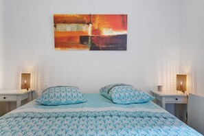 Tabla de planchar con plancha, wifi y ropa de cama 