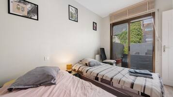 Een strijkplank/strijkijzer, wifi, beddengoed