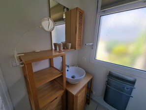 Suihku, hiustenkuivaaja, pyyhkeet