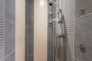 Suihku, hiustenkuivaaja, pyyhkeet