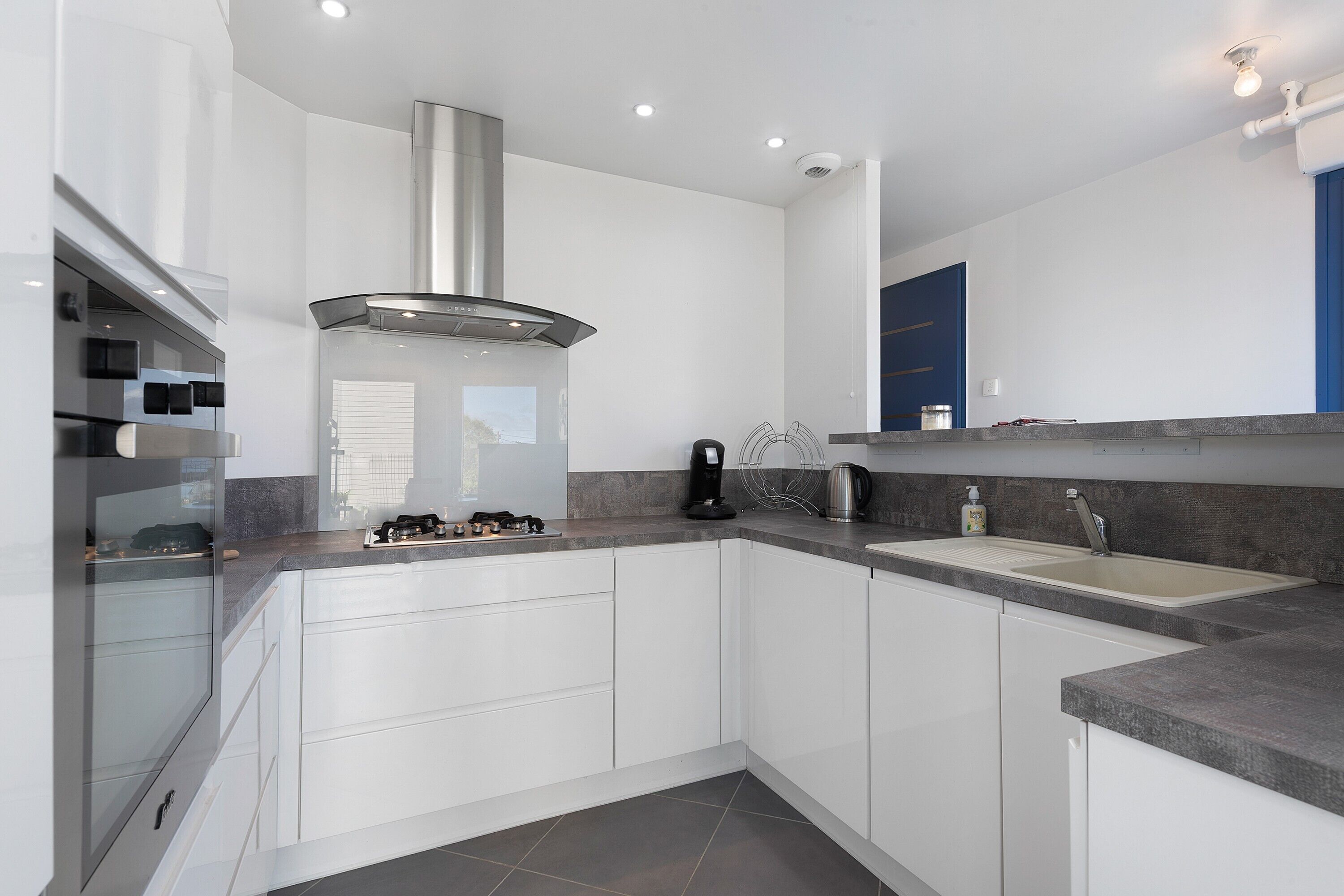 Køleskab, mikrobølgeovn, ovn, kogeplade