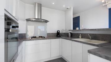 Køleskab, mikrobølgeovn, ovn, kogeplade