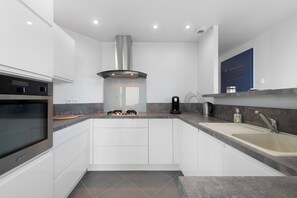 Fridge, microwave, oven, stovetop - Serenity at Land’s End: Ocean Views and Beaches (Camaret-sur-Mer)