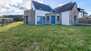 A two-story house with a stone facade, a blue door, and a sloped roof. - Comfortable, Cozy Apartment in Camaret (Camaret-sur-Mer)
