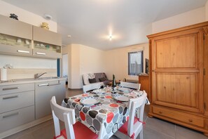 Dining - Comfortable, Cozy Apartment in Camaret (Camaret-sur-Mer)