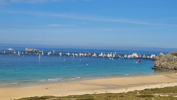 A coastal beach with boats, a clear sky, and rocky terrain. - Comfortable, Cozy Apartment in Camaret (Camaret-sur-Mer)
