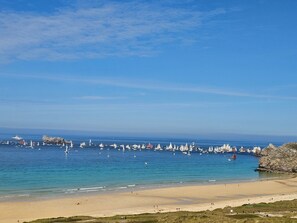 A coastal beach with boats, a clear sky, and rocky terrain. - Comfortable, Cozy Apartment in Camaret (Camaret-sur-Mer)