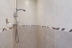 Een douche, een haardroger, handdoeken