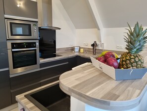 Kühlschrank, Mikrowelle, Ofen, Herdplatte