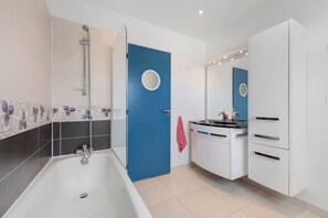 Shower, hair dryer, towels - Spacious Duplex with Stunning Views of Camaret Bay (Camaret-sur-Mer)