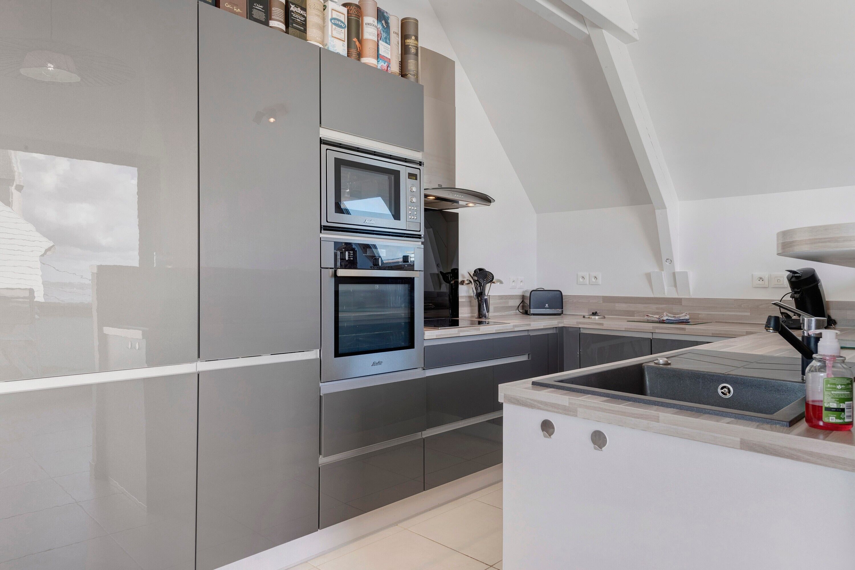 Køleskab, mikrobølgeovn, ovn, kogeplade