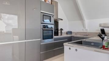 Køleskab, mikrobølgeovn, ovn, kogeplade