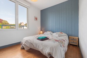 3 habitaciones, tabla de planchar con plancha y ropa de cama 