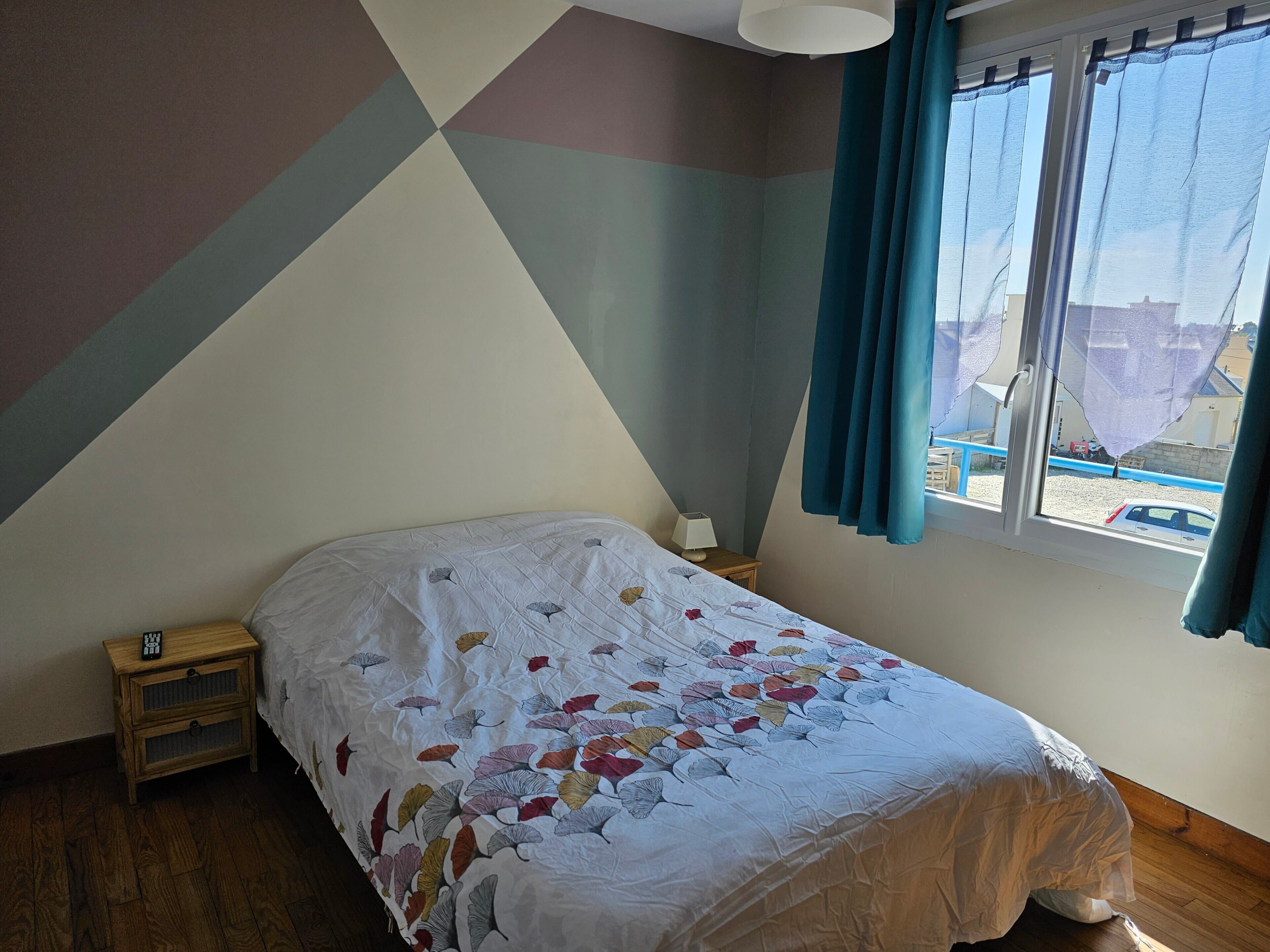 Iron/ironing board, bed sheets