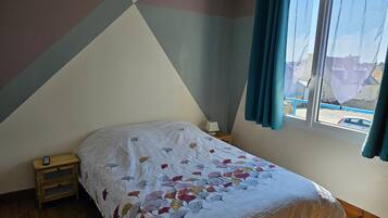 Iron/ironing board, bed sheets