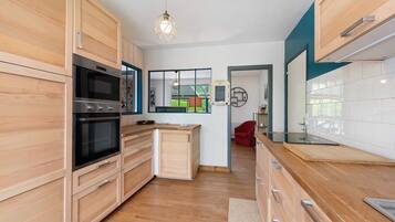 Jääkaappi, mikroaaltouuni, uuni, astianpesukone