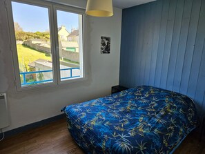 Tabla de planchar con plancha y ropa de cama 