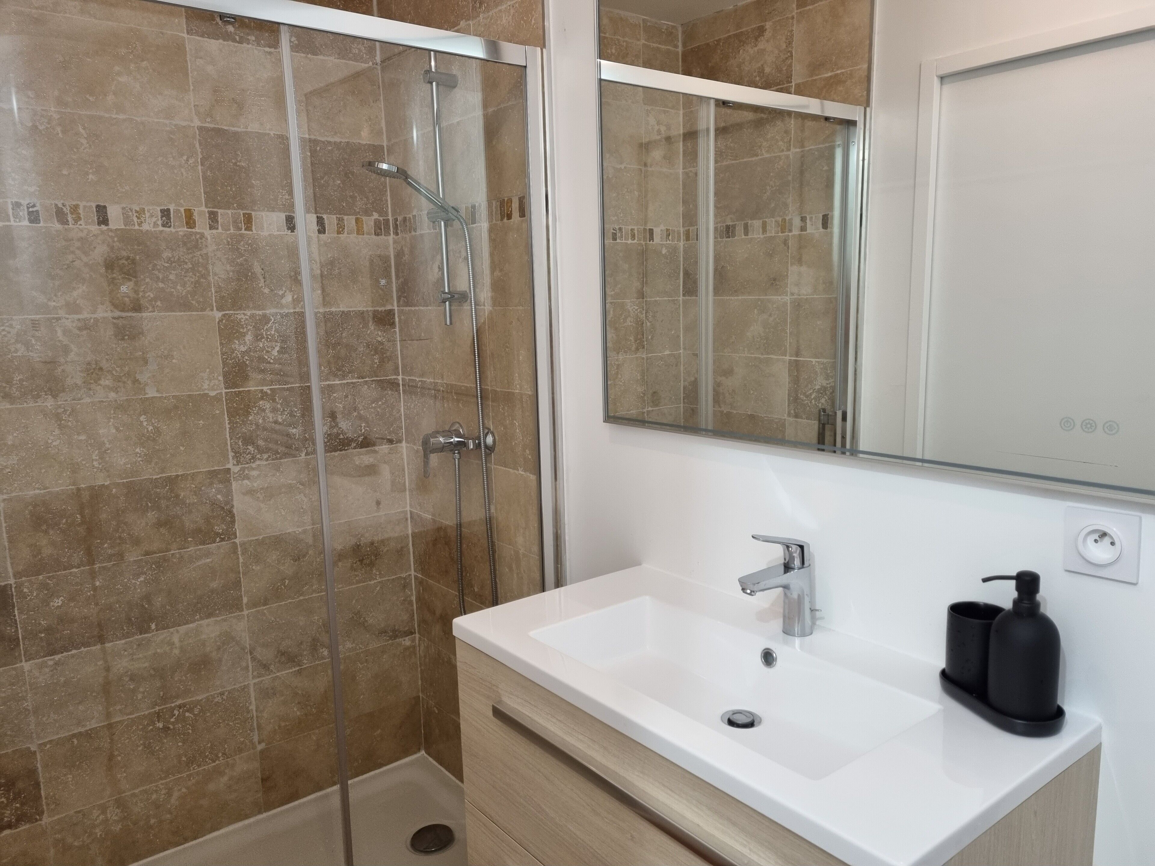 Douche, serviettes fournies