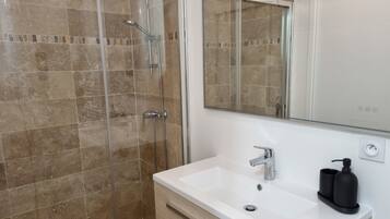 Douche, serviettes fournies