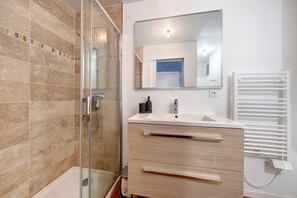 Shower, towels - The Sea, the Sky, and the Beach (Camaret-sur-Mer)