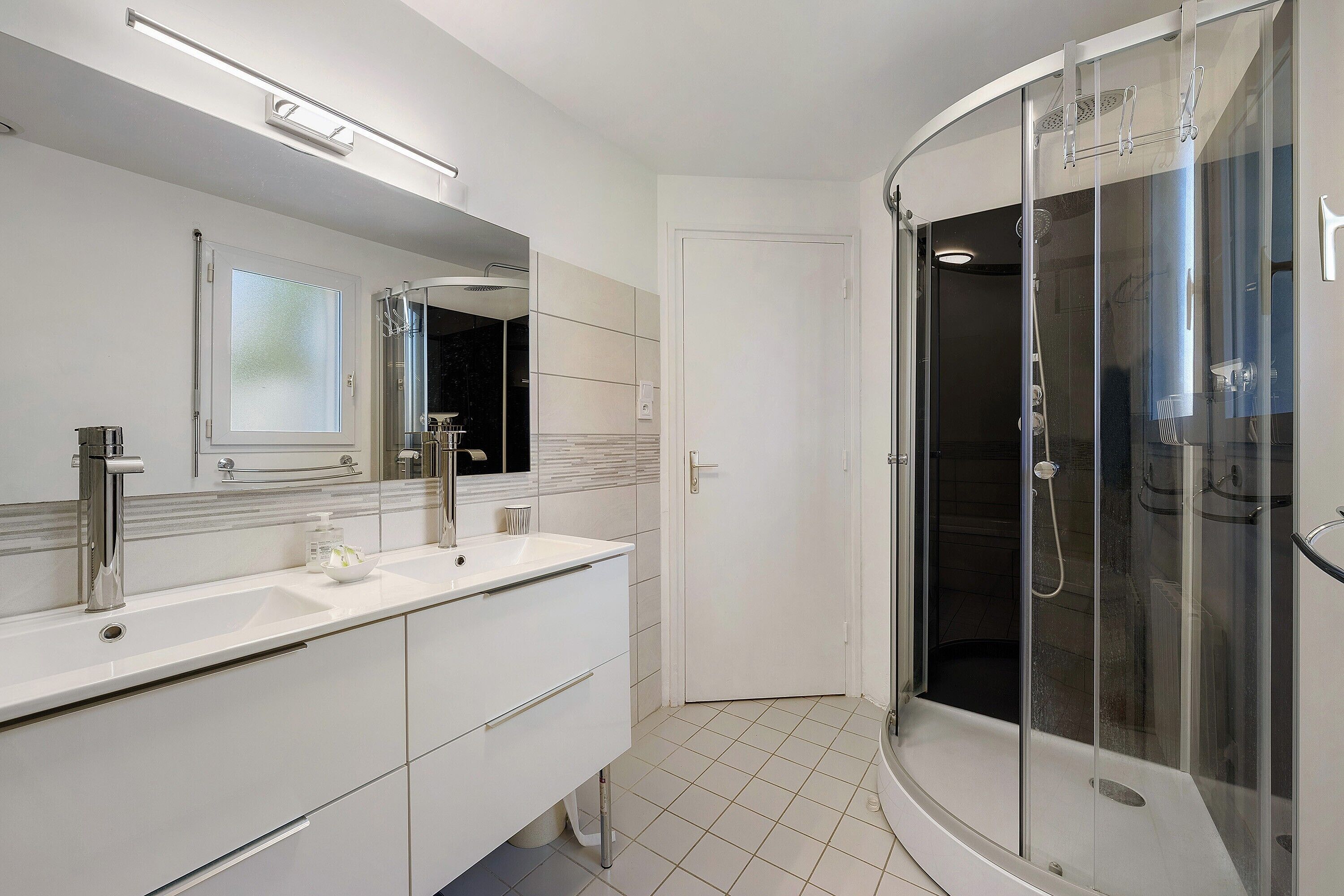 Dusche, Haartrockner, Handtücher