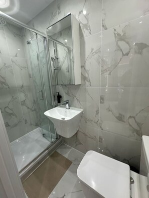 Bathroom - Clapham Junction moments away (Greater London)