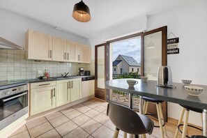 Een koelkast, een magnetron, een oven, een kookplaat