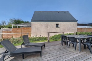 Outdoor dining - Beautiful Renovated House in a Peaceful Neighborhood (Camaret-sur-Mer)
