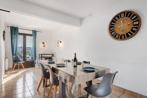 Dining - Beautiful Renovated House in a Peaceful Neighborhood (Camaret-sur-Mer)