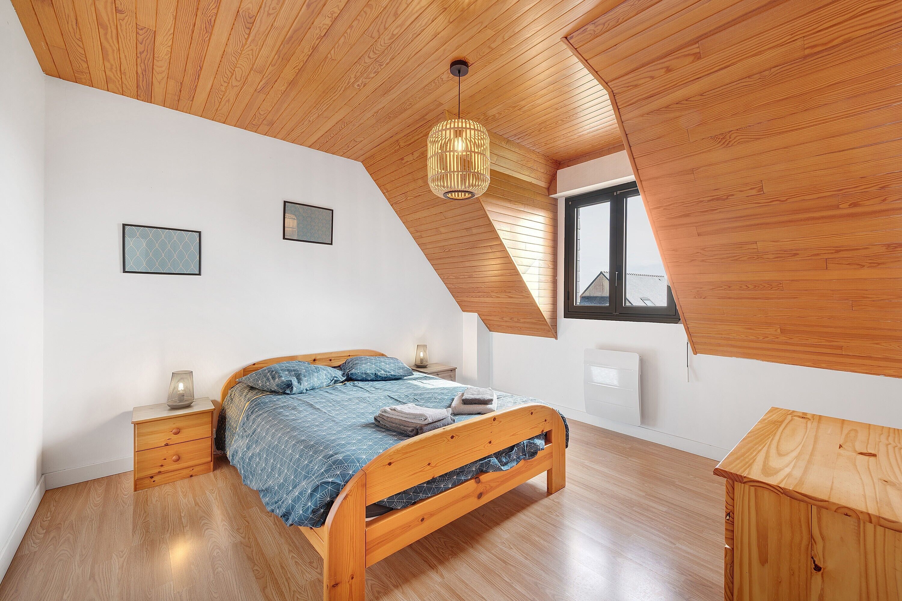 Tabla de planchar con plancha, wifi y ropa de cama 