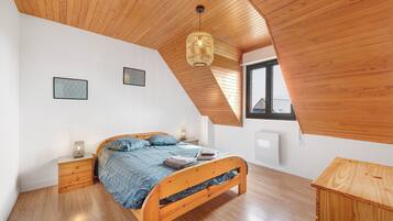 Tabla de planchar con plancha, wifi y ropa de cama