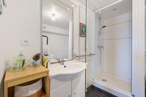 Douche, sèche-cheveux, serviettes fournies