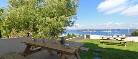 屋外ダイニングエリア